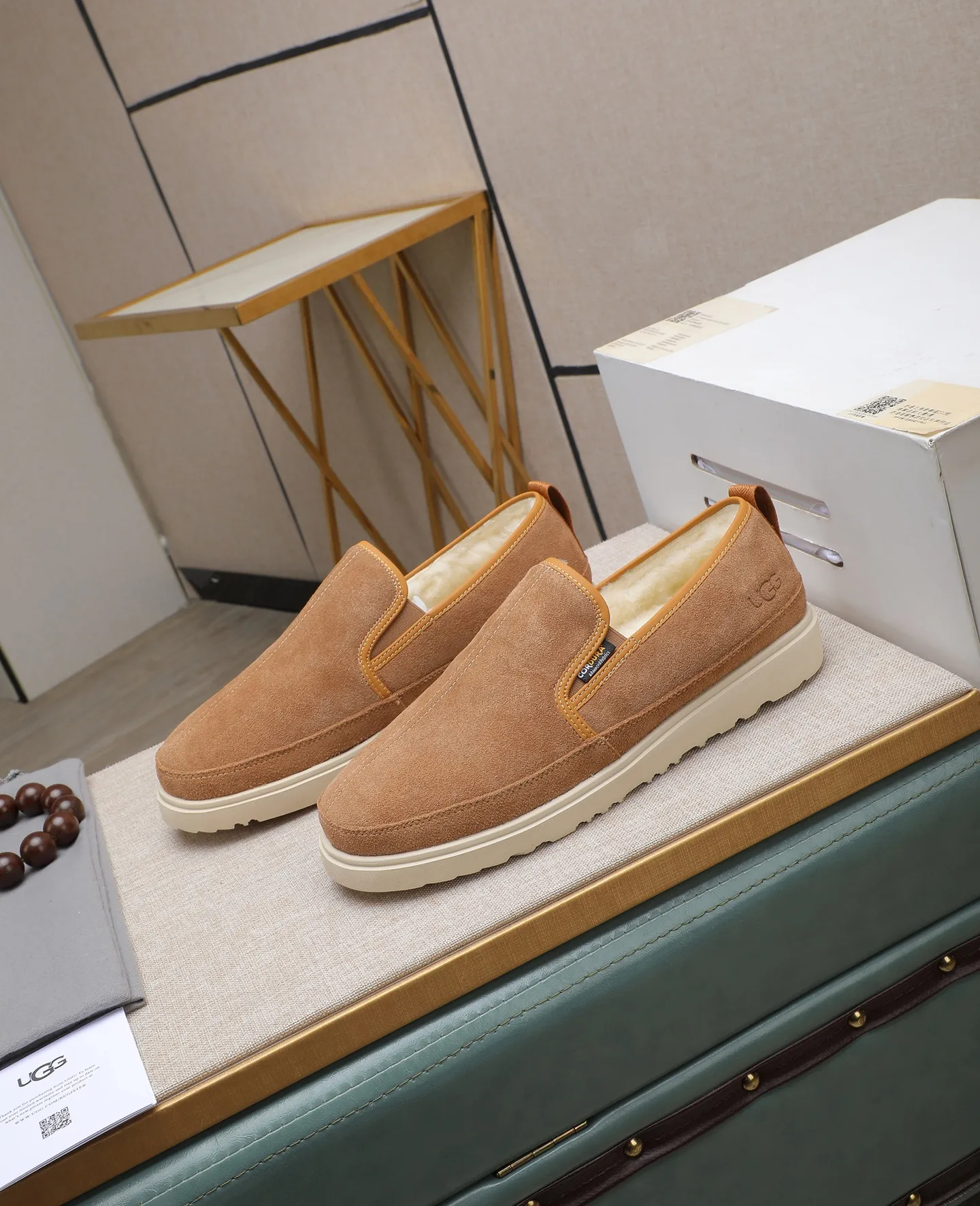 Men's men's shoes 💰560 (full genuine wool lining, 10% off for fake ones) Please note the quality of the original order and compare the thickness of the wool 🏮🏮 Popular UGG men's shoes from Australia's warm luxury brand, the official website is synchronized, Beckham men's style..., made of imported top-layer waxed cowhide, waxed toe box, Australian real wool velvet lining Carefully sewn...Imported rubber Martin boots outsole (comfortable, soft, wear-resistant) The quality is really great...Exquisite workmanship, you can't put it down at first sight, size 39-44 (38 45 custom-made)